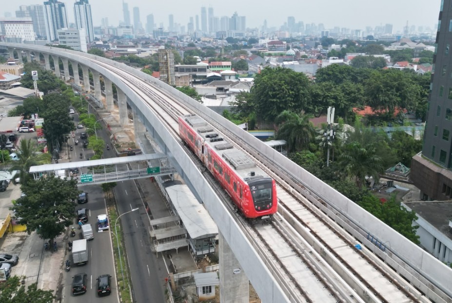 Simak progres LRT Jakarta Fase 1B yang hampir rampung. Rute Velodrome–Manggarai segera terhubung, perjalanan makin nyaman dan terintegrasi!